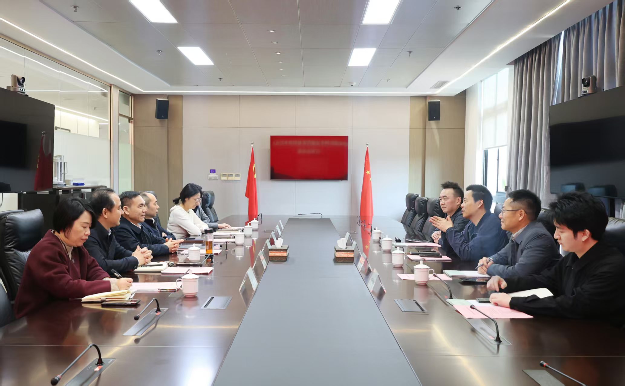 杭州金融投資集團(tuán)黨委書記、董事長(zhǎng)沈立一行到訪省二輕集團(tuán)